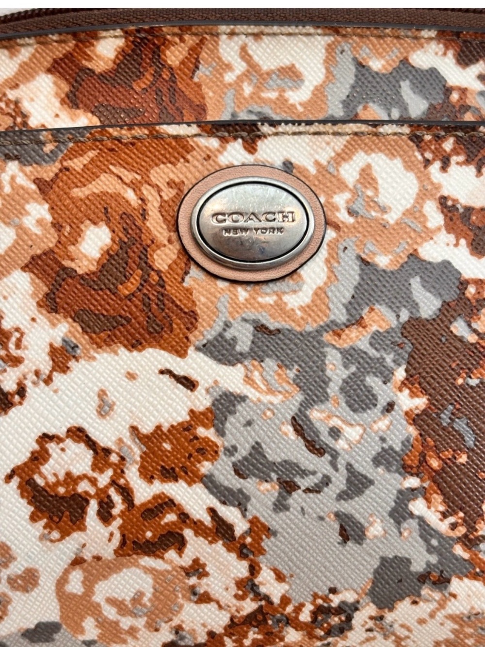 🌸🌼Beautiful Floral Coach Peyton Wristlet 🌼🌸 - Picture 2 of 12